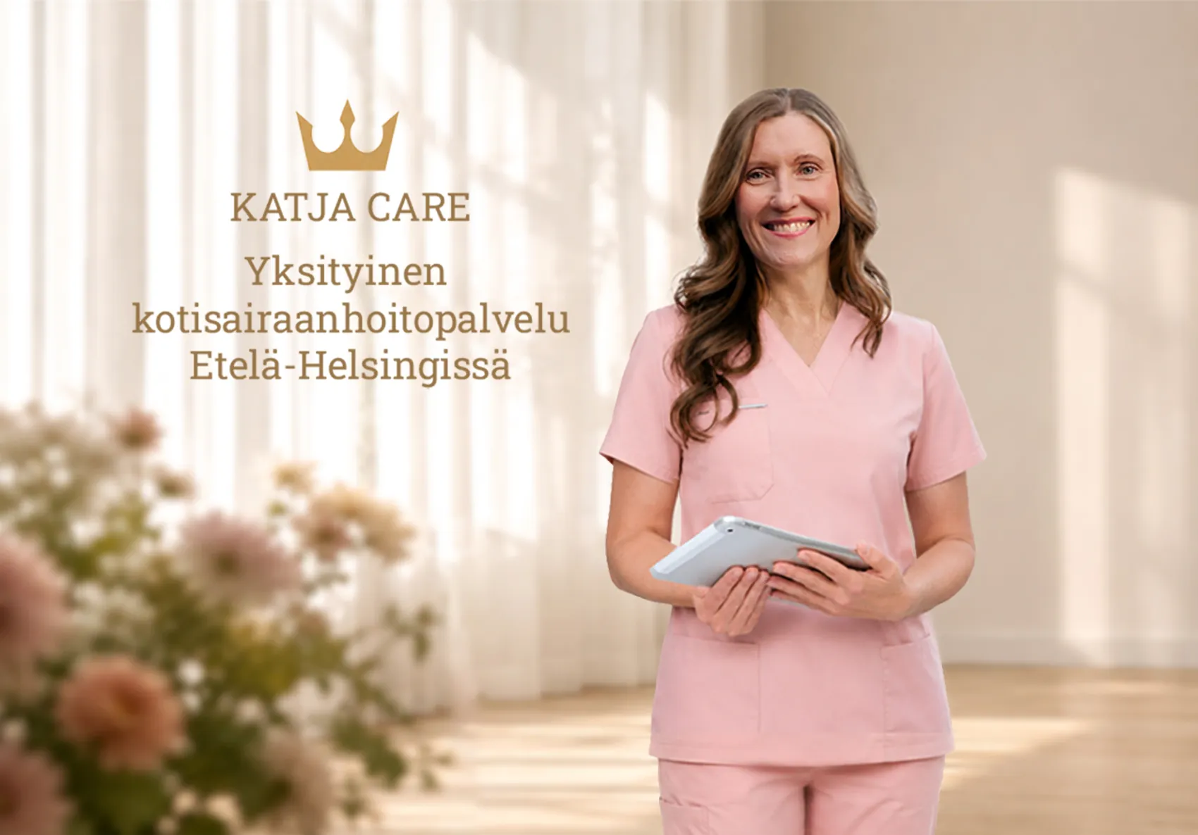 Sairaanhoitaja Katja Kekäle vaaleanpunaisessa työasussa – KATJA CARE, yksityinen kotisairaanhoitopalvelu Etelä-Helsingissä