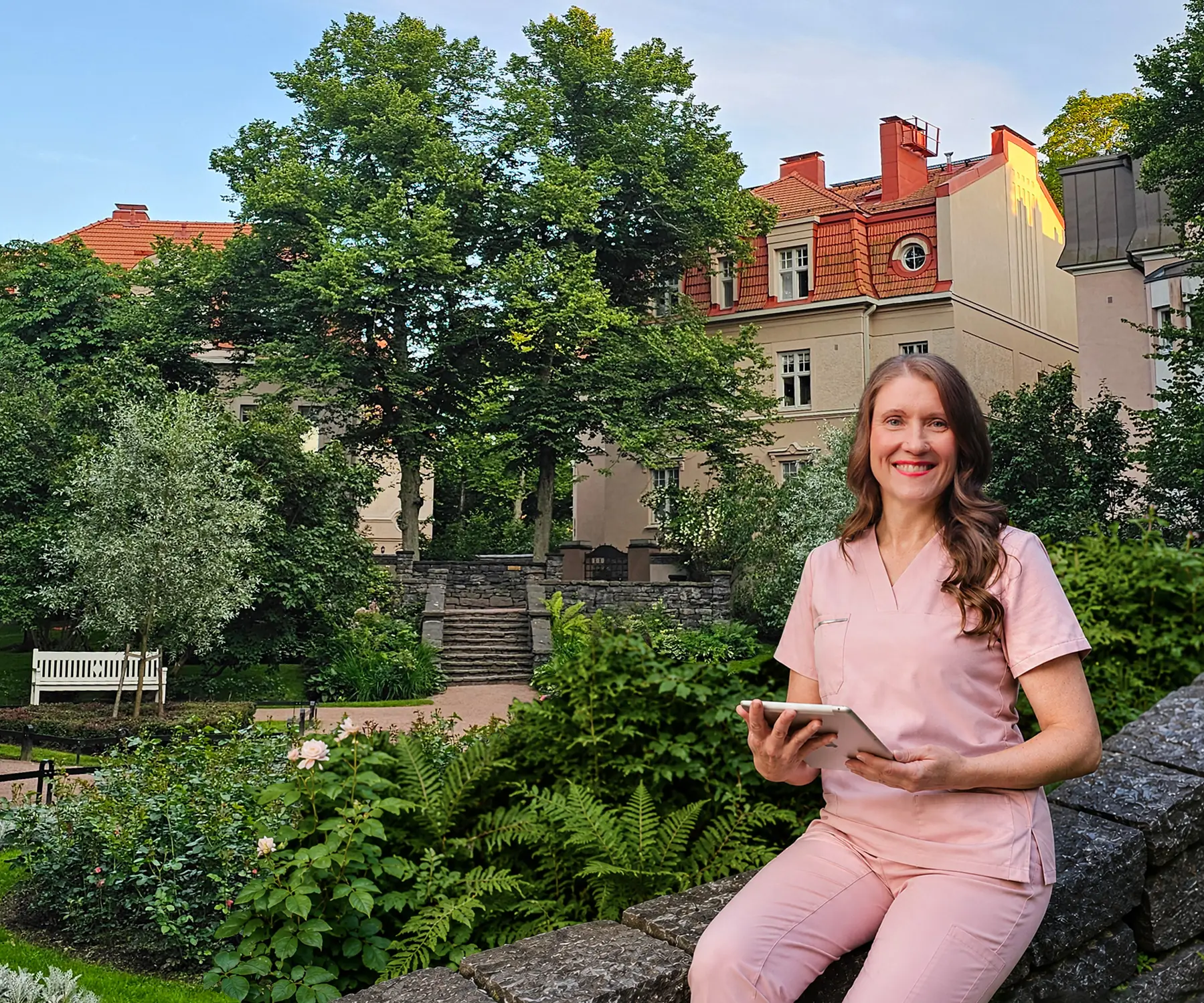 Sairaanhoitaja Katja Kekäle helsinkiläisessä puistomaisemassa
