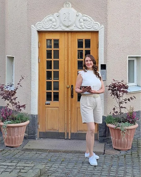 Sairaanhoitaja Katja Kekäle asiakkaan kotioven edessä